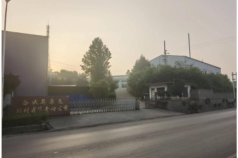 原西峡康立耐材有限公司位于西峡县312国道回车镇石梯村房地产一处