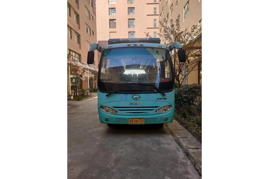 车牌号川V08120金龙牌大型普通客车