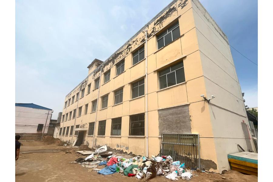 位于应县金城东街南侧、塔南路西侧的土地使用权及地上房屋建筑物