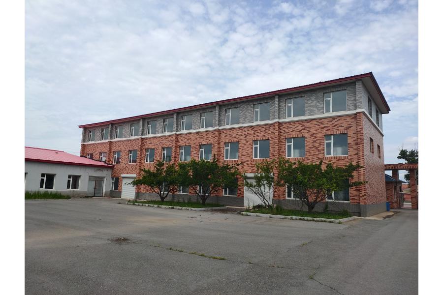 27.位于吉林省辽源市东丰县拉拉河镇拉拉河村七组（拉拉河镇中学西侧50米） 房产（合计面积：13871.96㎡）、工业用地（面积：21396㎡）、大门、铁艺砖墙等构筑物及附属设施、树木、不锈钢储罐等机