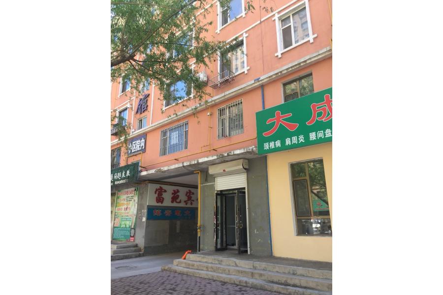 镇赉县南湖街西、育才路南，富苑小区1号楼商服1号门（飞翔国际路南）1-2层商服用房，面积153.34m²。