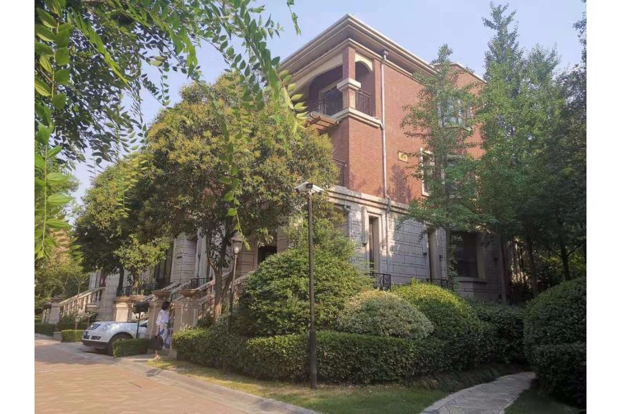 位于郑州市惠济区天伦庄园一期联排别墅一套425平方米带后花园车库