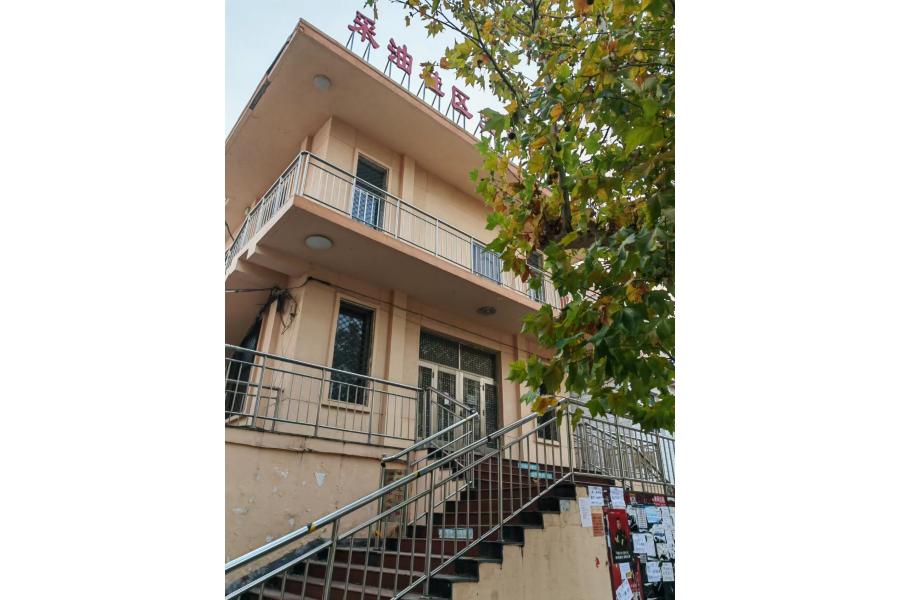 河间市采油社区北小区原居委会办公楼（二 三层），占地面积220㎡，三年期租赁权。