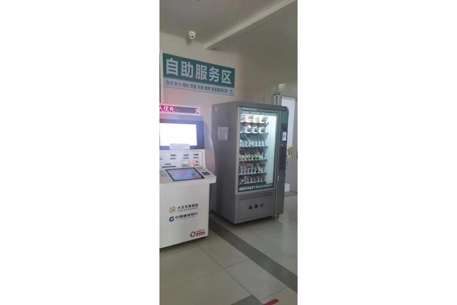位于门诊1-6层大厅，摆放售货机，3年使用权。