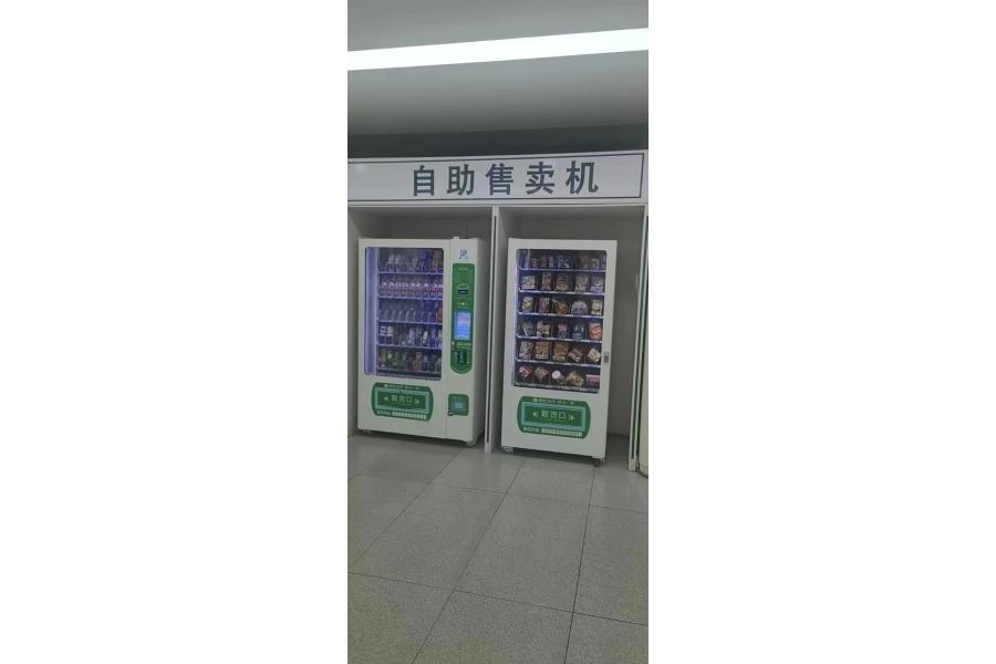 位于住院二部1层大厅，摆放售货机，3年使用权。