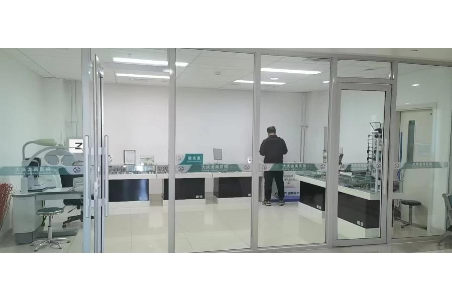 位于门诊5层眼科内，经营眼镜店，3年使用权。