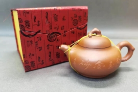 七号拍品:宜兴名家徐方梅梅桩清水泥紫砂壶(220cc)(附名家收藏证书)