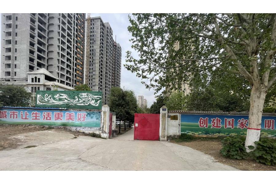 依法对位于禹州市钧台办药城路683号，面积约2566.33平方米的土地使用权（该宗地系租赁土地。年租金已交至2033年5月3日）及地上附属物（详见：《资产评估报告》）。
