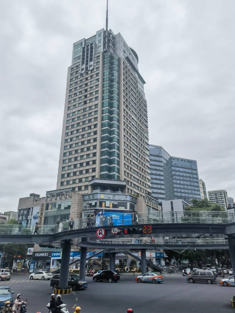 位于绵阳市涪城区临园路东段54号临园商务大厦1幢16层2号办公用房及电子设备、办公家具一批