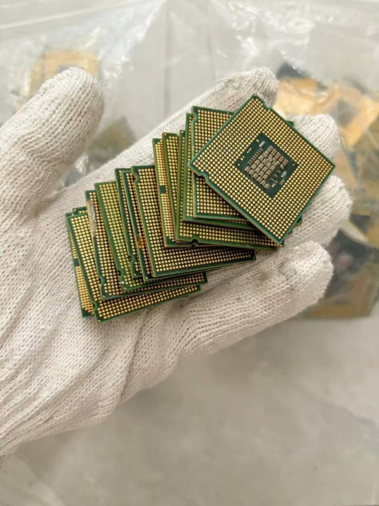 LA40【废旧物资】200个镀金金属废料拆机老款无后铜块CPU (金属含量不详重量含包装在内)的来源图片