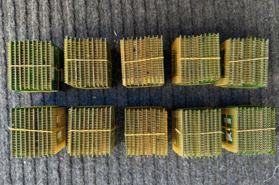 LA1【废旧物资】100个镀金金属废料老旧款粗长针无后铜块CPU (金属含量不详重量含包装在内)的来源图片