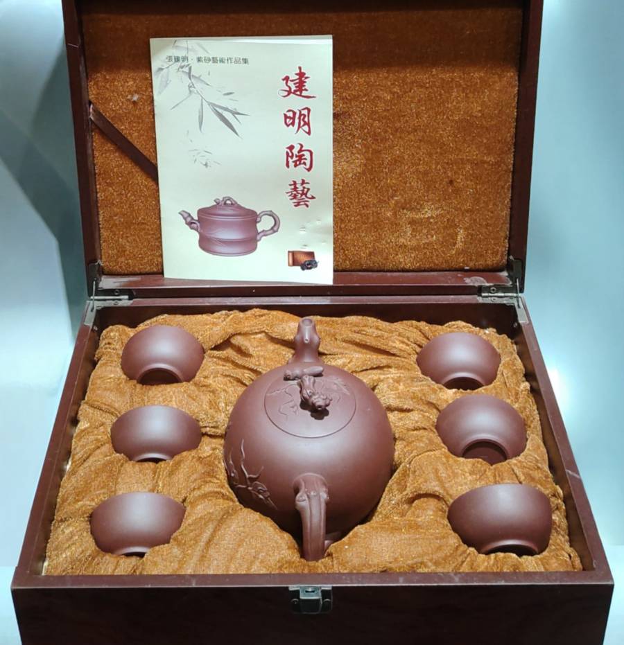 松鼠葡萄套壶 泥料：原矿老紫泥的来源图片