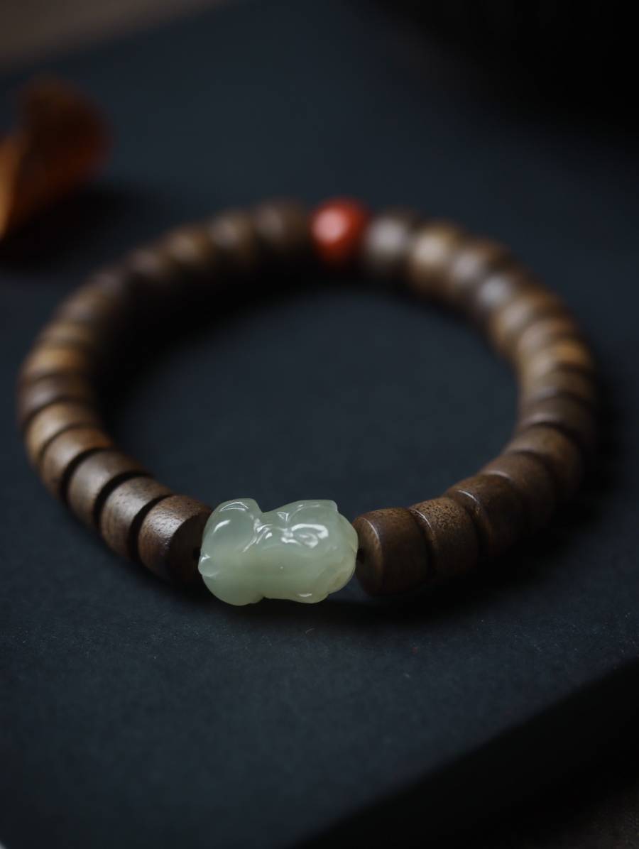 【海南绿棋（沉水）设计款】配饰：和田玉貔貅、南红、5x8cm、的来源图片