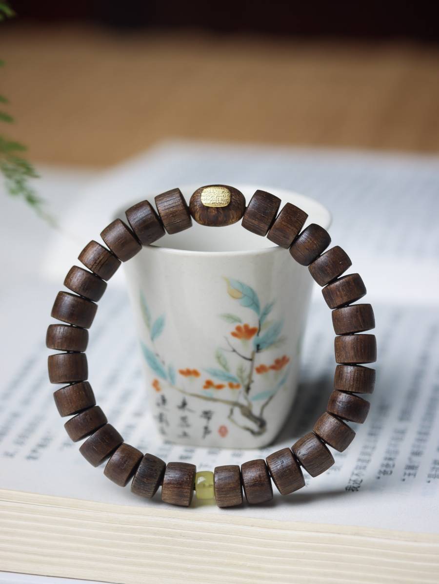 【海南绿棋沉水设计款】配饰：蜜蜡、S925银镀金五条经文贴片、规格：5x8cm、的来源图片