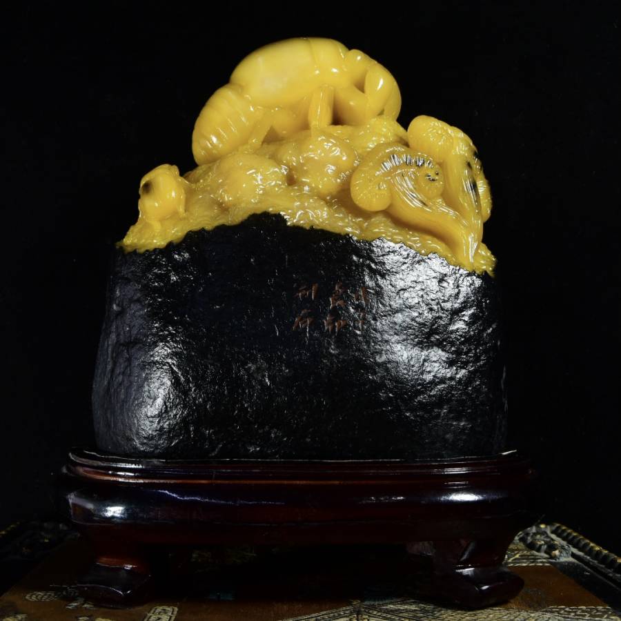寿山石乌鸦皮田黄石【一鸣惊人】摆件的来源图片