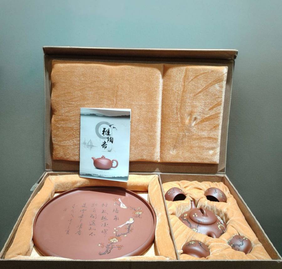 【咏梅套壶】泥料：原矿红泥 尺寸：壶16/7cm 茶盘30/30cm 杯6/4cm容量：360cc的来源图片