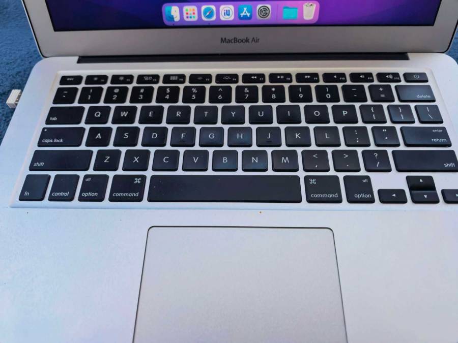 1056处置苹果笔记本电脑MACBooKair一台 处理器i5可代发邮寄 瑕疵见详情的来源图片