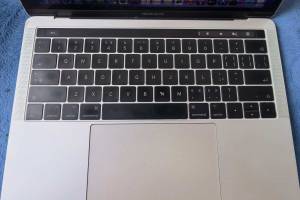 9312处置苹果笔记本电脑MACBooKpro一台 A1708处理器i5 8+256可代发邮寄 瑕疵见详情的来源图片