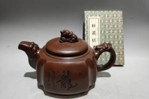 四方抽角龙壶 泥料：原矿老紫泥的来源图片
