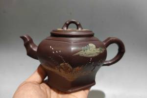 泥绘六方壶 泥料：原矿大水潭老紫泥的来源图片
