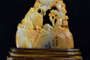 寿山石田黄冻山子摆件，镂空雕刻《深山访友》摆件的来源图片