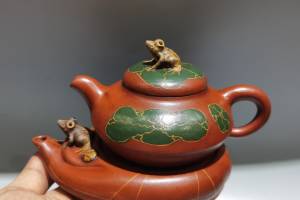 【青蛙托盘壶】泥料：原矿红泥 尺寸：13/7cm..13/4cm容量：180cc的来源图片
