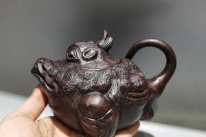 【三足金蟾壶】泥料：原矿老紫泥 尺寸：16/10cm..容量：300cc的来源图片