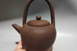 【钉珠提梁壶】泥料：原矿老紫泥 尺寸：18/21cm..容量：500cc的来源图片