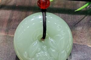 附鉴定证书 和田玉《花开富贵平安扣》的来源图片
