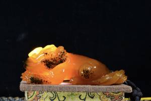 寿山石 麦芽黄 乌鸦皮田黄石 雕刻【瑞兽】把件的来源图片