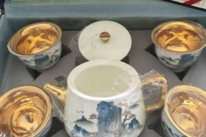 郑振灯大师高档手工鎏黄金皮盒“千里江山图”陶瓷茶具5件套大师证书的来源图片